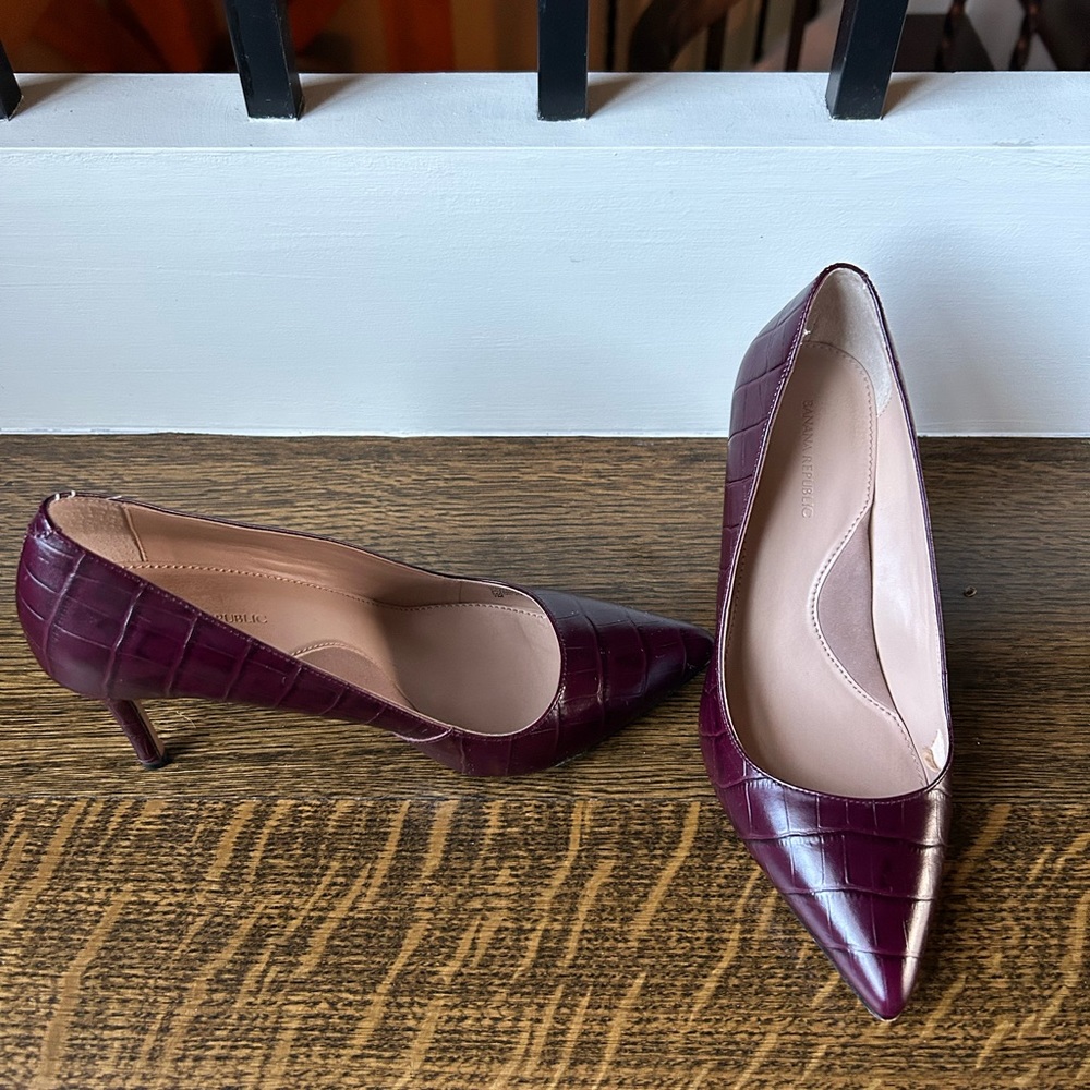 Banana Republic pointed 3” heel. Color wine size 7